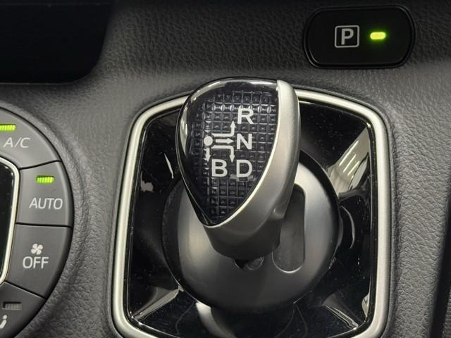 ノア ハイブリッドＸ　衝突被害軽減ブレーキ　両側電動スライドドア　Ｂｌｕｅｔｏｏｔｈ音楽　車線逸脱防止　電格ミラー　ＴＳＳ　両側電動ドア　ＡＨＢ　Ｂカメラ　フルフラット　ＤＶＤ再生可　横滑り防止　エアバック　オートエアコン（15枚目）