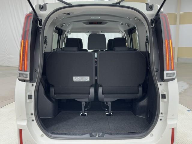 ノア ハイブリッドＸ　衝突被害軽減ブレーキ　両側電動スライドドア　Ｂｌｕｅｔｏｏｔｈ音楽　車線逸脱防止　電格ミラー　ＴＳＳ　両側電動ドア　ＡＨＢ　Ｂカメラ　フルフラット　ＤＶＤ再生可　横滑り防止　エアバック　オートエアコン（19枚目）