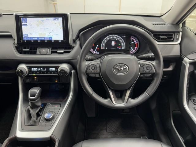 ＲＡＶ４ Ｇ　Ｚパッケージ　インテリジェントクリアランスソナー　整備記録簿　ＡＷＤ　ＬＥＤライト　アルミホイル　オートクルーズ　横滑り防止装置　バックガイドモニター　盗難防止装置　デュアルエアバッグ　メモリナビ　キーレス　ＡＢＳ（4枚目）