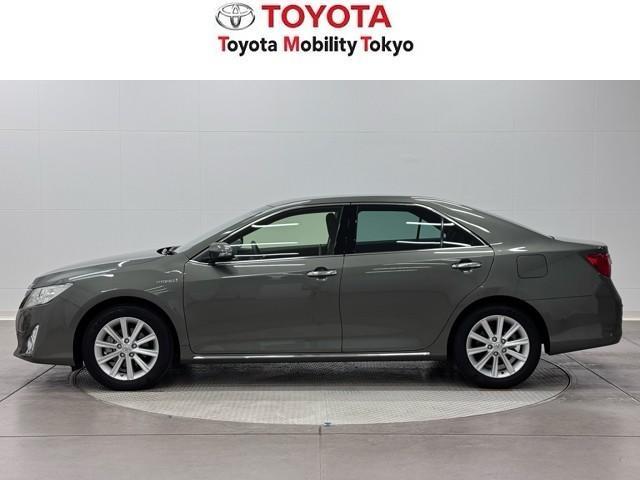 カムリ ハイブリッド　Ｇパッケージ　ドライブレコーダー　Ｂｌｕｅｔｏｏｔｈ　ナビ＆ＴＶ　ワンセグＴＶ　ＨＩＤヘッドライト　クリアランスソナー　スマートキー　ＥＴＣ　車検整備付き　純正ＳＤナビ　バックモニター　盗難防止装置　純正アルミ（6枚目）