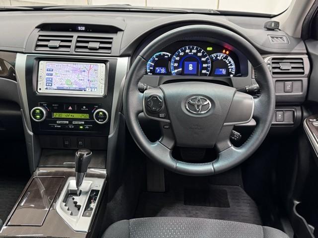 カムリ ハイブリッド　Ｇパッケージ　ドライブレコーダー　Ｂｌｕｅｔｏｏｔｈ　ナビ＆ＴＶ　ワンセグＴＶ　ＨＩＤヘッドライト　クリアランスソナー　スマートキー　ＥＴＣ　車検整備付き　純正ＳＤナビ　バックモニター　盗難防止装置　純正アルミ（7枚目）