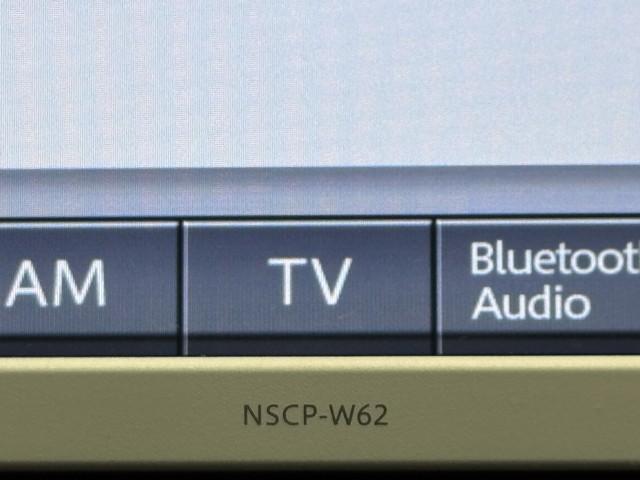 カムリ ハイブリッド　Ｇパッケージ　ドライブレコーダー　Ｂｌｕｅｔｏｏｔｈ　ナビ＆ＴＶ　ワンセグＴＶ　ＨＩＤヘッドライト　クリアランスソナー　スマートキー　ＥＴＣ　車検整備付き　純正ＳＤナビ　バックモニター　盗難防止装置　純正アルミ（10枚目）