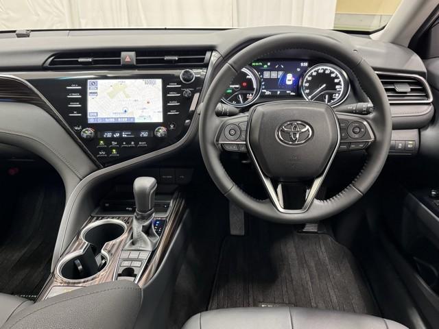 カムリ Ｇレザーパッケージ　衝突被害軽減　ＤＶＤプレーヤー　定期点検記録簿　ＬＥＤランプ　横滑り防止　本革シート　電動シート　イモビライザー　エアバッグ　キーフリー　メモリ－ナビ　オートクルーズ　ＡＢＳ　ドライブレコーダ　ＥＴＣ（7枚目）