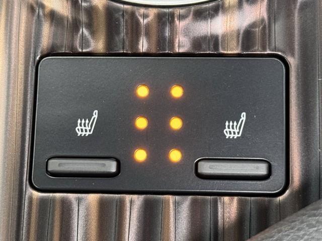 カムリ Ｇレザーパッケージ　衝突被害軽減　ＤＶＤプレーヤー　定期点検記録簿　ＬＥＤランプ　横滑り防止　本革シート　電動シート　イモビライザー　エアバッグ　キーフリー　メモリ－ナビ　オートクルーズ　ＡＢＳ　ドライブレコーダ　ＥＴＣ（16枚目）