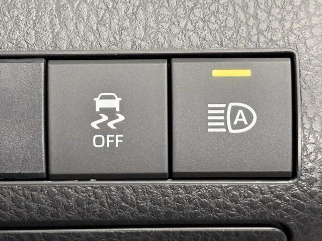 カムリ Ｇレザーパッケージ　衝突被害軽減　ＤＶＤプレーヤー　定期点検記録簿　ＬＥＤランプ　横滑り防止　本革シート　電動シート　イモビライザー　エアバッグ　キーフリー　メモリ－ナビ　オートクルーズ　ＡＢＳ　ドライブレコーダ　ＥＴＣ（17枚目）