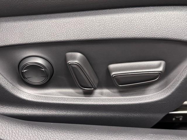 カムリ Ｇレザーパッケージ　衝突被害軽減　ＤＶＤプレーヤー　定期点検記録簿　ＬＥＤランプ　横滑り防止　本革シート　電動シート　イモビライザー　エアバッグ　キーフリー　メモリ－ナビ　オートクルーズ　ＡＢＳ　ドライブレコーダ　ＥＴＣ（19枚目）