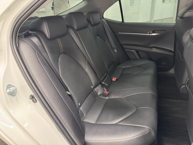 カムリ Ｇレザーパッケージ　衝突被害軽減　ＤＶＤプレーヤー　定期点検記録簿　ＬＥＤランプ　横滑り防止　本革シート　電動シート　イモビライザー　エアバッグ　キーフリー　メモリ－ナビ　オートクルーズ　ＡＢＳ　ドライブレコーダ　ＥＴＣ（20枚目）