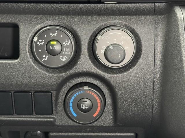 ハイエースバン DX GLパッケージ Bカメラ LED ワンオーナー リモコンキー 横滑り防止 オートエアコン パワーウィンドウ エアバッグ AUX入力 パワステ 盗難防止装置 ABS メンテナンスノート ETC ドラレコ(12枚目)