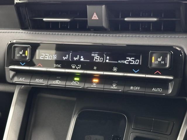 ヴォクシー ハイブリッドＳ－Ｚ　トヨタ認定中古車　運転支援機能　ＤＶＤ再生機能　インテリキー　横滑防止装置　地デジＴＶ　レンタカー使用歴　フルオートエアコン　リアカメラ　ＡＣ１００Ｖ　ＡＢＳ　１００Ｖ充電　ナビＴＶ　スマートー（12枚目）