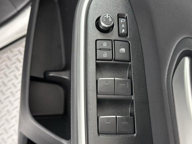 ヴォクシー ハイブリッドＳ－Ｚ　トヨタ認定中古車　運転支援機能　ＤＶＤ再生機能　インテリキー　横滑防止装置　地デジＴＶ　レンタカー使用歴　フルオートエアコン　リアカメラ　ＡＣ１００Ｖ　ＡＢＳ　１００Ｖ充電　ナビＴＶ　スマートー（18枚目）