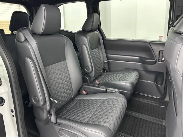 ヴォクシー ハイブリッドＳ－Ｚ　トヨタ認定中古車　運転支援機能　ＤＶＤ再生機能　インテリキー　横滑防止装置　地デジＴＶ　レンタカー使用歴　フルオートエアコン　リアカメラ　ＡＣ１００Ｖ　ＡＢＳ　１００Ｖ充電　ナビＴＶ　スマートー（20枚目）