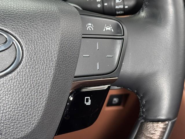 ヴェルファイアハイブリッド エグゼクティブラウンジ　トヨタ認定中古車　衝突被害軽減ブレーキ　４ＷＤ　ムーンルーフ　本革シート　ＥＴＣ２．０　パワーバックドア　両側パワースライドドア　クリアランスソナー　メモリーナビ　全周囲カメラ　ＬＥＤヘッドランプ（12枚目）