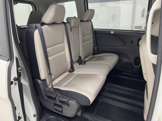 セレナ ハイウェイスター　Ｖセレクション　衝突被害軽減ブレーキ　全周カメラ　両側パワースライドドア　３列シート　ＥＴＣ　Ｉ－ＳＴＯＰ　ドライブレコーダー　ＬＥＤヘッドライト　オートクルーズコントロール　盗難防止システム　ウォークスルー（16枚目）