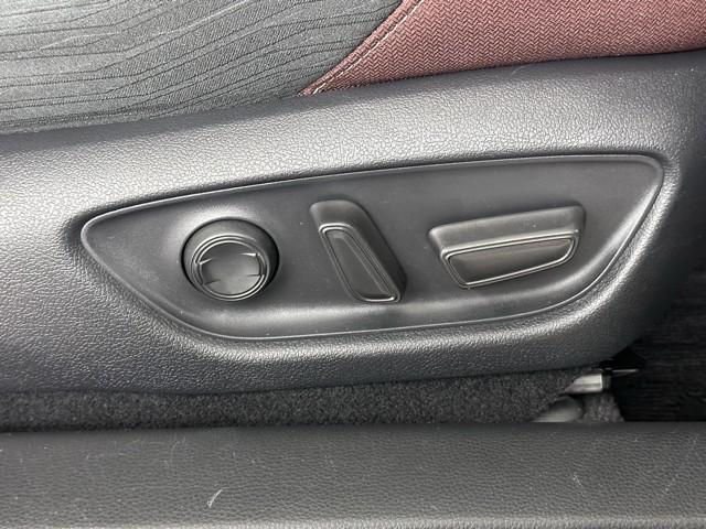 クラウンハイブリッド Ｓ　Ｃパッケージ　トヨタ認定中古車　衝突被害軽減ブレーキ　車検整備付　ドライブレコーダー　ＡＣ１００Ｖ電源　ＥＴＣ２・０　Ｂｌｕｅｔｏｏｔｈ対応　３６０°カメラ　ＬＥＤヘッドライト　メモリーナビゲーション　ＬＥＤ（17枚目）