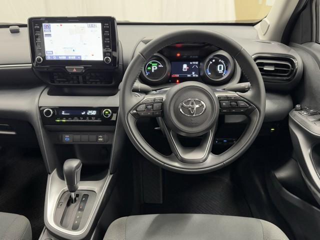 ヤリスクロス ハイブリッドＧ　ＴＳＳ　１００Ｖ　イモビライザー　バックモニタ－　記録簿有　エアコン　インテリキー　フルセグＴＶ　パワーウィンド　ワンオーナ　Ｗエアバック　オートクルーズ　メディアプレイヤー接続　キーフリー　アルミ（4枚目）