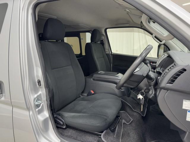 ハイエースバン ロングスーパーＧＬ　トヨタ認定中古車　運転支援機能　Ｂカメラ　ドライブレコーダー　フルセグテレビ　ＤＶＤ視聴可　キーレスエントリー　メモリーナビ　ＥＴＣ２．０　記録簿有　Ｂｌｕｅｔｏｏｔｈ　盗難防止装置　キーレス（17枚目）