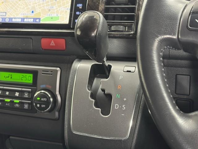 ハイエースバン スーパーＧＬ　ダークプライムＩＩ　トヨタ認定中古車　運転支援機能　衝突回避システム　純正ナビ　フルセグ　ドライブレコーダー　Ｂｌｕｅｔｏｏｔｈ　ドライブレコーダー付　スマートキー　ＬＥＤヘッドライト　両側スライドドア　ワンオーナー車（11枚目）
