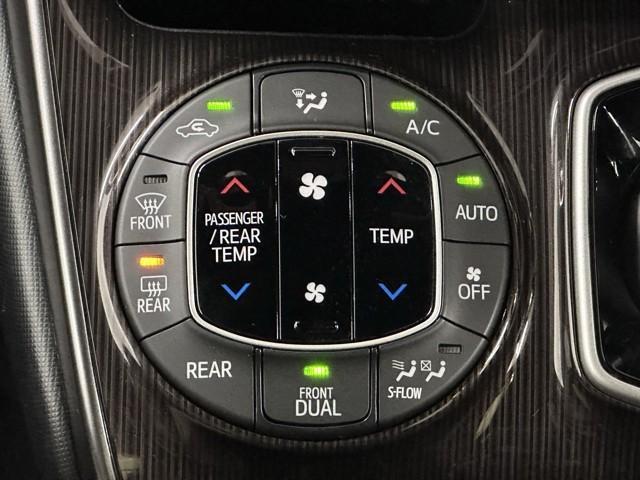 エスクァイア ハイブリッドＧｉ　プレミアムパッケージ　トヨタ認定中古車　運転支援機能　地上デジタル　衝突被害軽減　ＬＥＤヘッドライト　Ｂカメラ　スマートキー　メモリナビ　スマートキー　ドラレコ　ＤＶＤ再生　ＡＢＳ　３列シート　ＥＴＣ　両側スライドドア（12枚目）