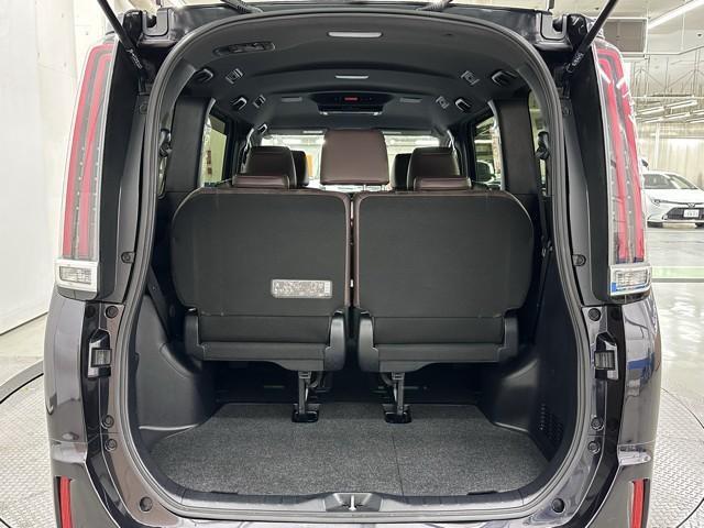 エスクァイア ハイブリッドＧｉ　プレミアムパッケージ　トヨタ認定中古車　運転支援機能　地上デジタル　衝突被害軽減　ＬＥＤヘッドライト　Ｂカメラ　スマートキー　メモリナビ　スマートキー　ドラレコ　ＤＶＤ再生　ＡＢＳ　３列シート　ＥＴＣ　両側スライドドア（20枚目）