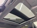 明るさが室内に溢れるムーンルーフですね。　暗い車内でも外の天候関係なく明るい光を取り入れることが出来ますね。　気持ちよくドライビングできますよ。