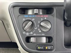 使いやすいレイアウトの空調スイッチ類です。　スイッチも大きく、気温に合わせて直感的に操作できそうですね。操作もしやすく、車内をいつでも快適に保てます。 6