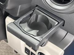 便利なカップホルダーを装備しています。　缶ジュースを開けて運転していると振動で倒れないかヒヤヒヤ、意外と置き場に困るもの。　意外に重要な装備ですね。 7