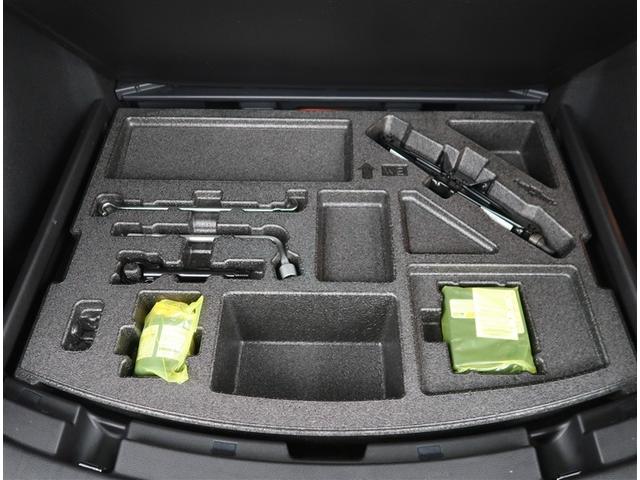 カローラツーリング ハイブリッド　Ｓ　衝突被害軽減装置　ＤＡ＋ＴＣ　ＣＤ　ＤＶＤ　フルセグ　メディアプレイヤー接続　ＵＳＢ　Ｂｌｕｅｔｏｏｔｈ　１５００Ｗ　シートヒーター　純正アルミ　ＬＥＤヘッドライト　ＥＴＣ２．０　バックカメラ（18枚目）