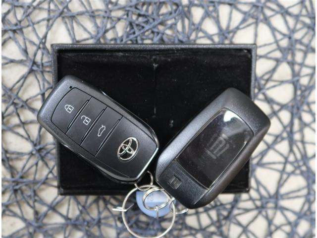 【付属品】プッシュボタンでエンジン始動やトランクオープンが可能なスマートキーが付いています。