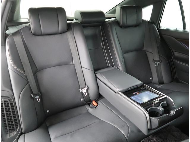【リヤシート】アームレストにはタッチパネル操作が可能なリヤマルチオペレーションパネルが付いています。