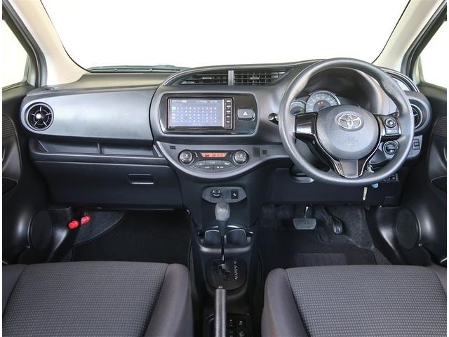 ヴィッツ ハイブリッドＦ　社用車　レンタカーアップ　純正ＳＤナビ　バックカメラ　衝突被害軽減　ＥＴＣ　オートハイビーム　車線逸脱警報　オートライト　オートエアコン　Ｂｌｕｅｔｏｏｔｈ　ＣＤ再生（3枚目）