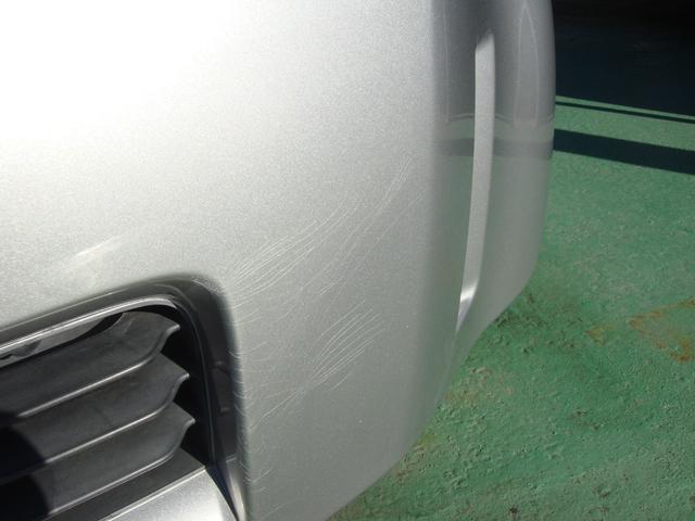 左前の接触跡です、塗装のひびが薄く広がっています