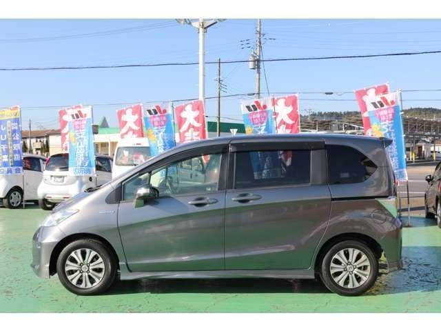 フリードハイブリッド ジャストセレクション　禁煙車　アルパイン製フリップダウンモニター　純正ＳＤナビ地デジＢカメラ　スマートキー　純正エアロ　ＡＣ１００Ｖ電源（8枚目）