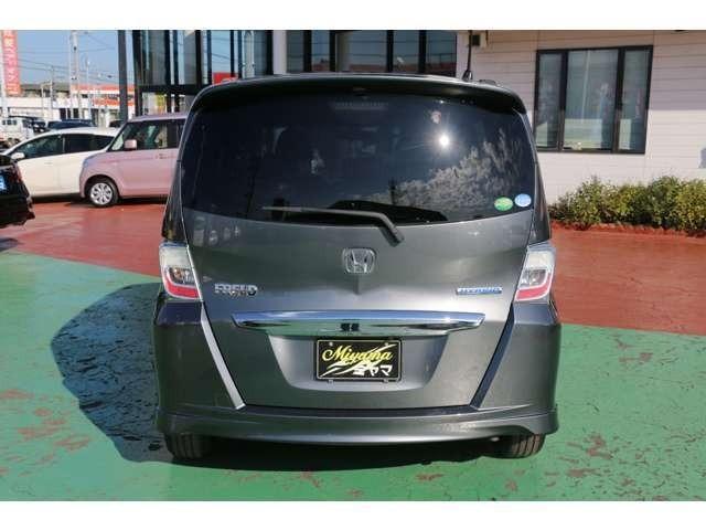 フリードハイブリッド ジャストセレクション　禁煙車　アルパイン製フリップダウンモニター　純正ＳＤナビ地デジＢカメラ　スマートキー　純正エアロ　ＡＣ１００Ｖ電源（10枚目）