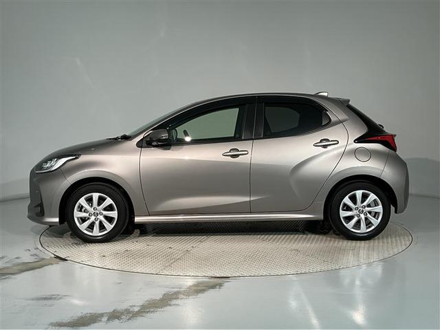 ヤリス ハイブリッドＧ　ＬＥＤライト　アルミホイール　サイドエアバッグ　スマートキ　ナビ　Ｂモニター　ＥＴＣ車載器　横滑り防止装置　クルコン　セキュリティアラーム　メディアプレイヤー接続　ＡＣ１００Ｖ電源　パワステ　ＡＢＳ（2枚目）