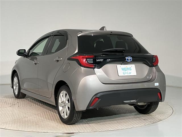 ヤリス ハイブリッドＧ　ＬＥＤライト　アルミホイール　サイドエアバッグ　スマートキ　ナビ　Ｂモニター　ＥＴＣ車載器　横滑り防止装置　クルコン　セキュリティアラーム　メディアプレイヤー接続　ＡＣ１００Ｖ電源　パワステ　ＡＢＳ（4枚目）