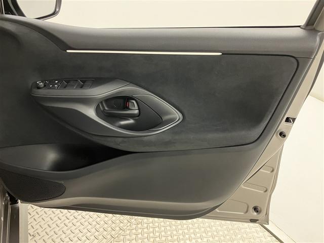 ヤリス ハイブリッドＧ　ＬＥＤライト　アルミホイール　サイドエアバッグ　スマートキ　ナビ　Ｂモニター　ＥＴＣ車載器　横滑り防止装置　クルコン　セキュリティアラーム　メディアプレイヤー接続　ＡＣ１００Ｖ電源　パワステ　ＡＢＳ（32枚目）