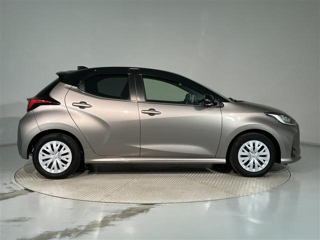 ヤリス ハイブリッドＺ　ＰＣＳ　Ｂカメラ　ドラレコ付　ナビ付　ＬＥＤランプ　スマキー　メディアプレイヤー接続　ＶＳＣ　パワステ　１オナ車　クルコン　カーテンエアバック　キーフリー　ＡＢＳ　イモビ　エアコン　メモリナビ（3枚目）