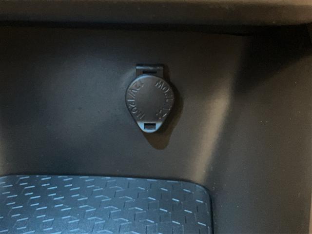 ヤリス ハイブリッドＺ　ＰＣＳ　Ｂカメラ　ドラレコ付　ナビ付　ＬＥＤランプ　スマキー　メディアプレイヤー接続　ＶＳＣ　パワステ　１オナ車　クルコン　カーテンエアバック　キーフリー　ＡＢＳ　イモビ　エアコン　メモリナビ（22枚目）