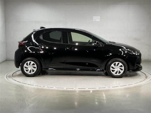 ヤリス Ｘ　ＰＣＳ　横滑り防止装置付き　記録簿有　ワイヤレスキー　バックガイドモニター　盗難防止　サイドエアバック　エアコン　Ｗエアバッグ　パワーウインドウ　ＥＴＣ付き　パワステ　運転席エアバッグ　ナビ　ＡＢＳ（3枚目）