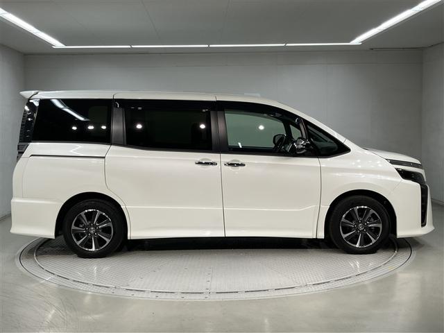 ヴォクシー ＺＳ　煌ＩＩ　８人乗り　２１０００キロ　ナビ＆フルセグＴＶ　Ｂｌｕｅｔｏｏｔｈ　　アルミホイール　ＬＥＤヘッドライト　ＥＴＣ　　両側電動スライドドア　衝突軽減ブレーキ　踏み間違い防止措置　車線逸脱警報　ワンオーナー（3枚目）