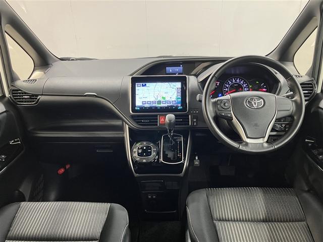 ヴォクシー ＺＳ　煌ＩＩ　８人乗り　２１０００キロ　ナビ＆フルセグＴＶ　Ｂｌｕｅｔｏｏｔｈ　　アルミホイール　ＬＥＤヘッドライト　ＥＴＣ　　両側電動スライドドア　衝突軽減ブレーキ　踏み間違い防止措置　車線逸脱警報　ワンオーナー（5枚目）