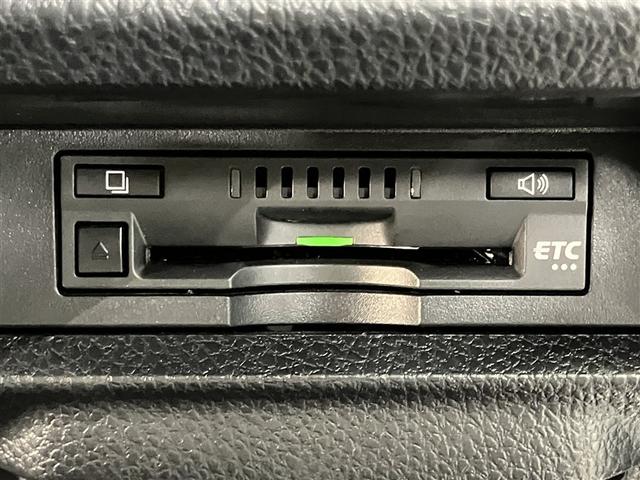 ヴォクシー ＺＳ　煌ＩＩ　８人乗り　２１０００キロ　ナビ＆フルセグＴＶ　Ｂｌｕｅｔｏｏｔｈ　　アルミホイール　ＬＥＤヘッドライト　ＥＴＣ　　両側電動スライドドア　衝突軽減ブレーキ　踏み間違い防止措置　車線逸脱警報　ワンオーナー（8枚目）