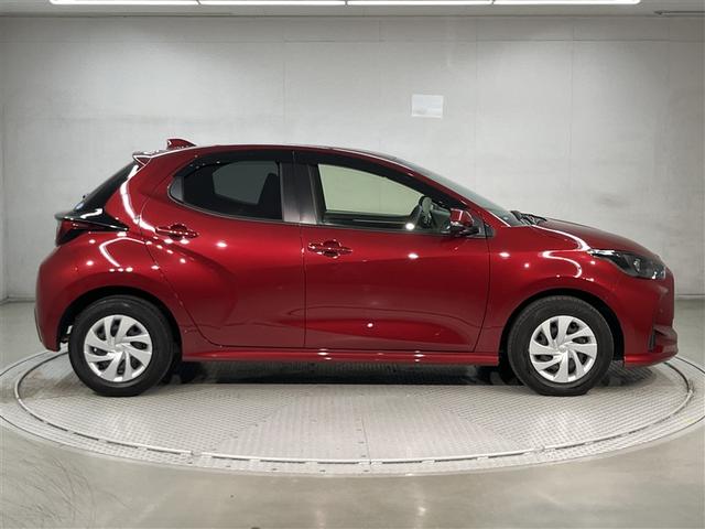 ヤリス Ｘ　ＰＣＳ　スマートキーシステム　横滑り防止装置付き　ワイヤレスキー　バックガイドモニター　盗難防止　サイドエアバック　エアコン　Ｗエアバッグ　パワーウインドウ　パワステ　運転席エアバッグ　１オーナー（3枚目）