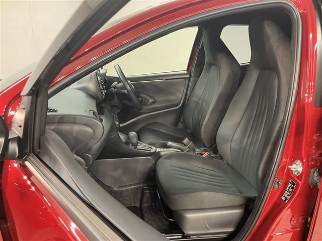 ヤリス Ｘ　ＰＣＳ　スマートキーシステム　横滑り防止装置付き　ワイヤレスキー　バックガイドモニター　盗難防止　サイドエアバック　エアコン　Ｗエアバッグ　パワーウインドウ　パワステ　運転席エアバッグ　１オーナー（15枚目）