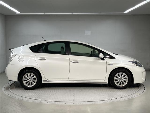 プリウスＰＨＶ Ｓ　５人乗り　８１０００キロ　ナビ＆フルセグＴＶ　Ｂｌｕｅｔｏｏｔｈ　ＥＴＣ　スマートキー　ドラレコ　ＤＶＤ再生可　ディスチャージライト　アルミホイール　盗難防止装置　エアバッグ　ＡＢＳ　　家庭電源充電（3枚目）