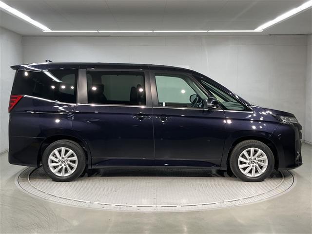 ノア Ｚ　７人乗り　２４０００キロ　ナビ＆フルセグＴＶ　Ｂｌｕｅｔｏｏｔｈ　ＬＥＤヘッドライト　ＬＥＤヘッドライト　アルミホイール　ＥＴＣ　　ＤＶＤ再生可　スマートキー　ワンオーナー　定期点検記録簿　衝突軽減（3枚目）