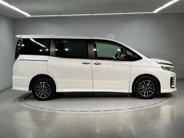 ヴォクシー ZS 煌 地上デジタル 両側パワードア アイドリングストップ車 パワーウィンド 横滑防止 1オーナ DVD可 盗難防止装置 スマートエントリー Bカメラ AUX LEDライト メモリーナビ 3列シート 4WD(3枚目)