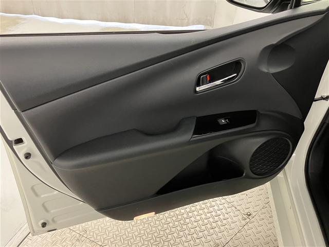 プリウス Ｓセーフティプラス　衝突回避システム　１セグ　Ｂモニター　ＬＥＤライト　クルコン　ＥＴＣ装備　スマートＫＥＹ　ナビＴＶ　イモビライザー　横滑り防止機能　ＰＷ　カーテンエアバッグ　キーレスエントリー　オ－トエアコン　アルミ（30枚目）