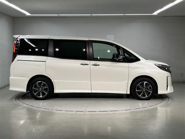 ノア Ｓｉ　ダブルバイビー　クルーズＣ　ブレーキサポート　エアコン　ウォークスルー　ＡＵＸ　ＬＥＤライト　ナビ＆ＴＶ　横滑防止装置　アルミホイール　パワーウインドウ　フルセグ　盗難防止　ＤＶＤ再生可　メモリーナビ　ドラレコ（3枚目）