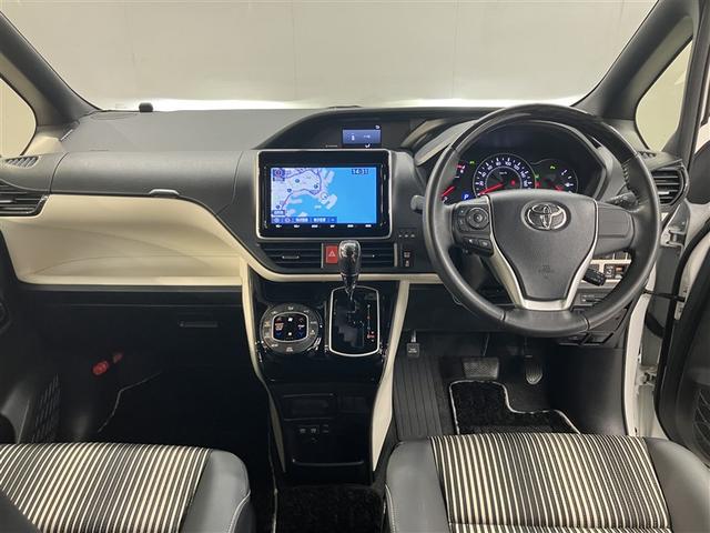 ノア Ｓｉ　ダブルバイビー　クルーズＣ　ブレーキサポート　エアコン　ウォークスルー　ＡＵＸ　ＬＥＤライト　ナビ＆ＴＶ　横滑防止装置　アルミホイール　パワーウインドウ　フルセグ　盗難防止　ＤＶＤ再生可　メモリーナビ　ドラレコ（5枚目）